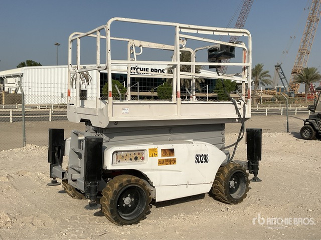 2004 Haulotte Compact 12DX 4x4 Diesel Scissor Lift - Makasli platform: fotoğraf 2 2004 Haulotte Compact 12DX 4x4 Diesel Scissor Lift - Makasli platform: fotoğraf 2
