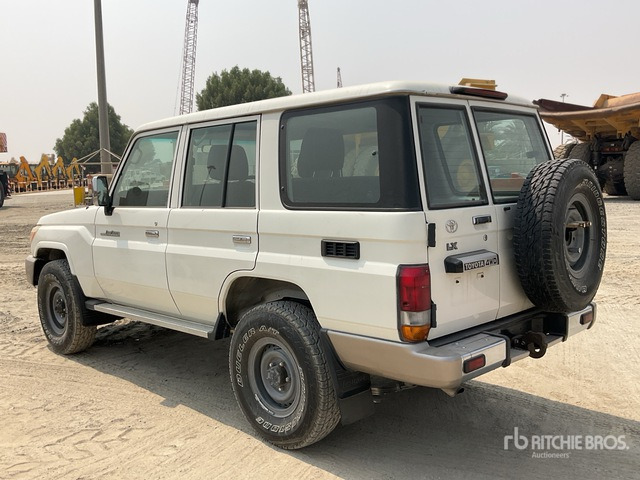 2011 Toyota Land Cruiser LX 76R 4x4 SUV - SUV: fotoğraf 3 2011 Toyota Land Cruiser LX 76R 4x4 SUV - SUV: fotoğraf 3