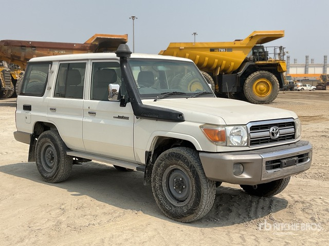 2011 Toyota Land Cruiser LX 76R 4x4 SUV - SUV: fotoğraf 1 2011 Toyota Land Cruiser LX 76R 4x4 SUV - SUV: fotoğraf 1