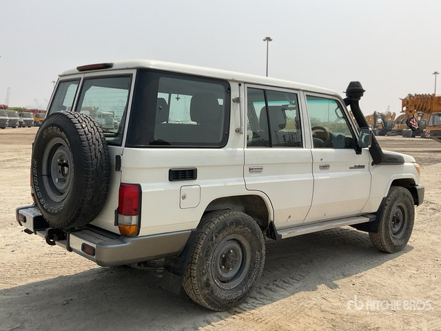 2011 Toyota Land Cruiser LX 76R 4x4 SUV - SUV: fotoğraf 4 2011 Toyota Land Cruiser LX 76R 4x4 SUV - SUV: fotoğraf 4