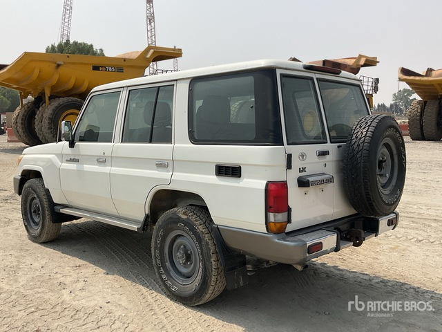 2011 Toyota Land Cruiser LX 76R 4x4 SUV - SUV: fotoğraf 3 2011 Toyota Land Cruiser LX 76R 4x4 SUV - SUV: fotoğraf 3