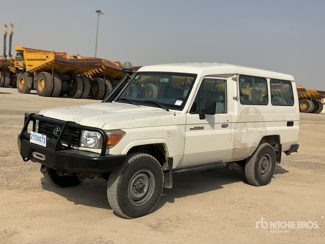 2014 Toyota Land Cruiser 78L 4x4 SUV - SUV: fotoğraf 2 2014 Toyota Land Cruiser 78L 4x4 SUV - SUV: fotoğraf 2