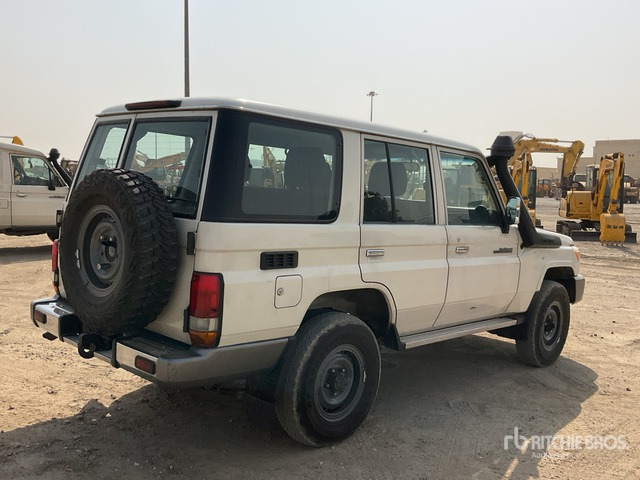 2014 Toyota Land Cruiser LX 76L 4x4 SUV - SUV: fotoğraf 3 2014 Toyota Land Cruiser LX 76L 4x4 SUV - SUV: fotoğraf 3