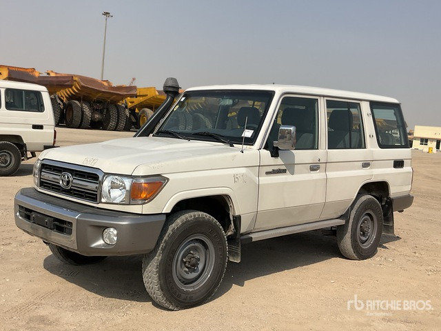 2014 Toyota Land Cruiser LX 76L 4x4 SUV - SUV: fotoğraf 1 2014 Toyota Land Cruiser LX 76L 4x4 SUV - SUV: fotoğraf 1