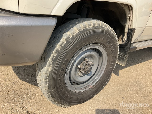 2014 Toyota Land Cruiser LX 76L 4x4 SUV - SUV: fotoğraf 5 2014 Toyota Land Cruiser LX 76L 4x4 SUV - SUV: fotoğraf 5