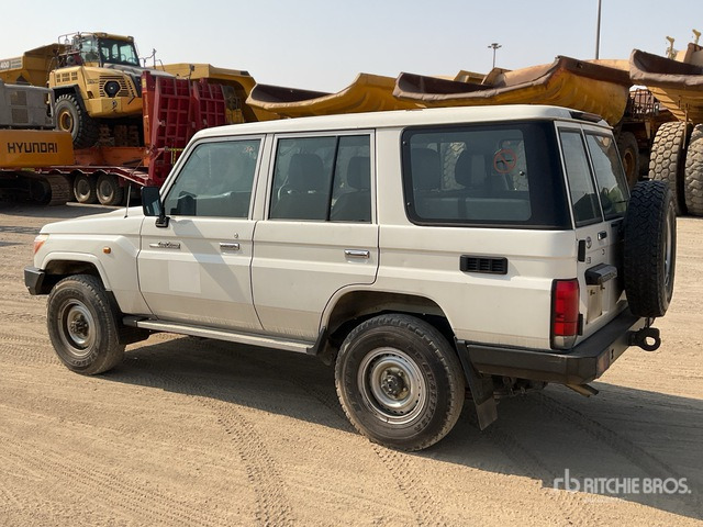 2016 Toyota Land Cruiser 76R 4x4 SUV - SUV: fotoğraf 3 2016 Toyota Land Cruiser 76R 4x4 SUV - SUV: fotoğraf 3