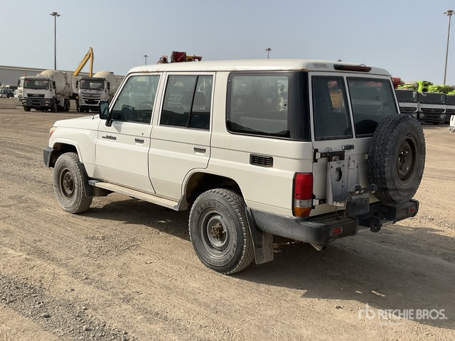 2018 Toyota Land Cruiser 76L 4x4 SUV - SUV: fotoğraf 3 2018 Toyota Land Cruiser 76L 4x4 SUV - SUV: fotoğraf 3