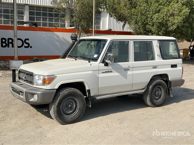 2018 Toyota Land Cruiser LX 76L 4x4 SUV - SUV: fotoğraf 2 2018 Toyota Land Cruiser LX 76L 4x4 SUV - SUV: fotoğraf 2