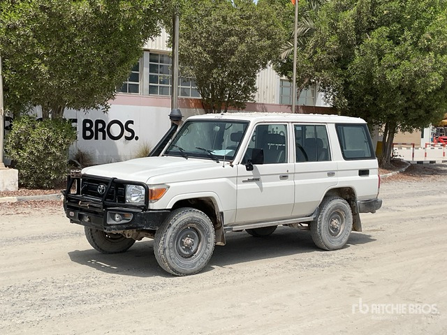 2019 Toyota Land Cruiser 76L 4x4 SUV - SUV: fotoğraf 2 2019 Toyota Land Cruiser 76L 4x4 SUV - SUV: fotoğraf 2