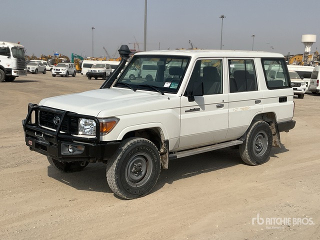 2021 Toyota Land Cruiser 76L 4x4 SUV - SUV: fotoğraf 2 2021 Toyota Land Cruiser 76L 4x4 SUV - SUV: fotoğraf 2