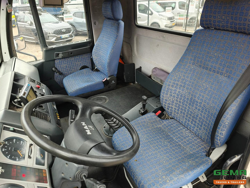 MAN LE 10.220 4x2 Dagcabine Euro3 - Handgeschakeld - Analoge Tachograaf - 195.000km - Çekici: fotoğraf 5 MAN LE 10.220 4x2 Dagcabine Euro3 - Handgeschakeld - Analoge Tachograaf - 195.000km - Çekici: fotoğraf 5