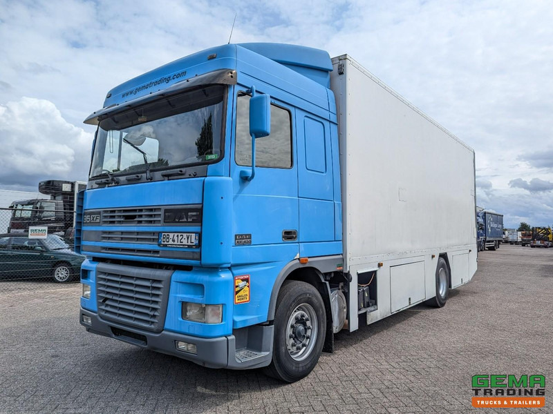 DAF XF95.430 4x2 Spacecab Euro2 - Retarder - Geslotenbak 7.7m - Handgeschakeld - Vangmuil - Kapalı kasa kamyon: fotoğraf 1 DAF XF95.430 4x2 Spacecab Euro2 - Retarder - Geslotenbak 7.7m - Handgeschakeld - Vangmuil - Kapalı kasa kamyon: fotoğraf 1