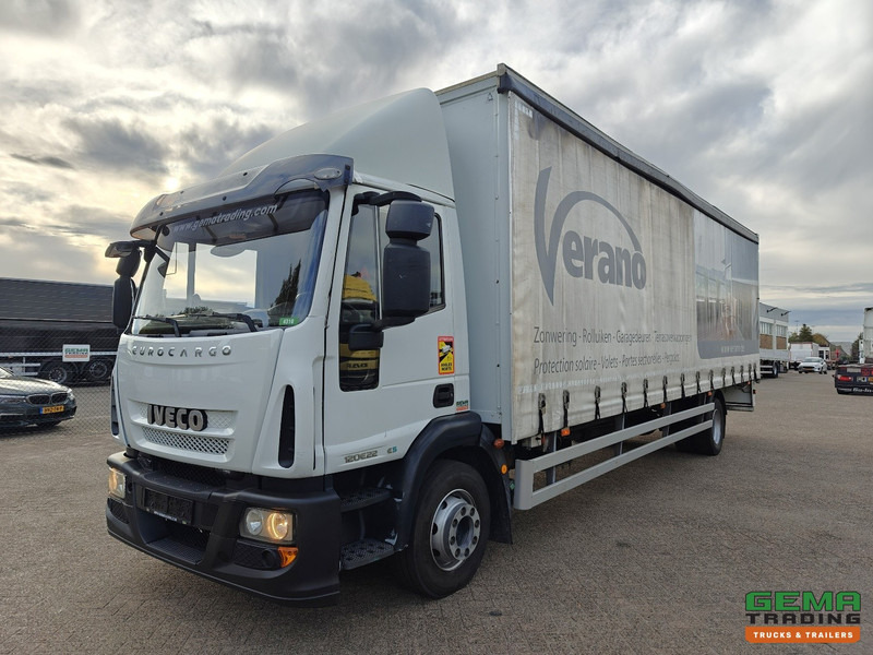 Iveco Eurocargo 120E22 Dagcab Euro5 - 6CIL - Handgeschakeld - Schuifzeilenbak 8.6m - Volledig Bladgeveerd - SMARTTacho V2 - Tenteli kamyon: fotoğraf 1 Iveco Eurocargo 120E22 Dagcab Euro5 - 6CIL - Handgeschakeld - Schuifzeilenbak 8.6m - Volledig Bladgeveerd - SMARTTacho V2 - Tenteli kamyon: fotoğraf 1