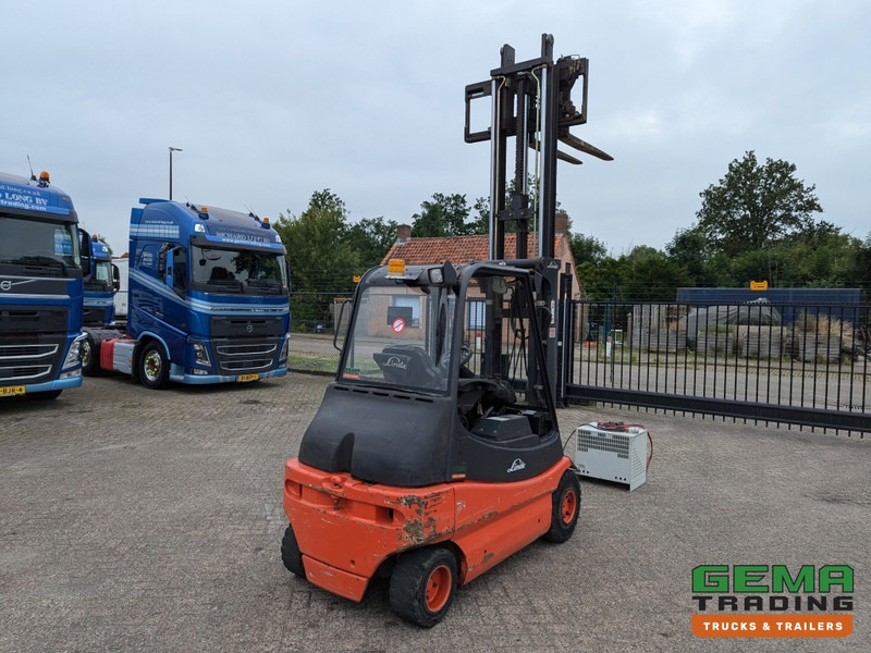 Linde E30 02 - 4058 uur - Duplex Mast - Volrubber Banden - Eurotron 80V-80A Oplader (M34) - Elektrikli forklift: fotoğraf 3 Linde E30 02 - 4058 uur - Duplex Mast - Volrubber Banden - Eurotron 80V-80A Oplader (M34) - Elektrikli forklift: fotoğraf 3