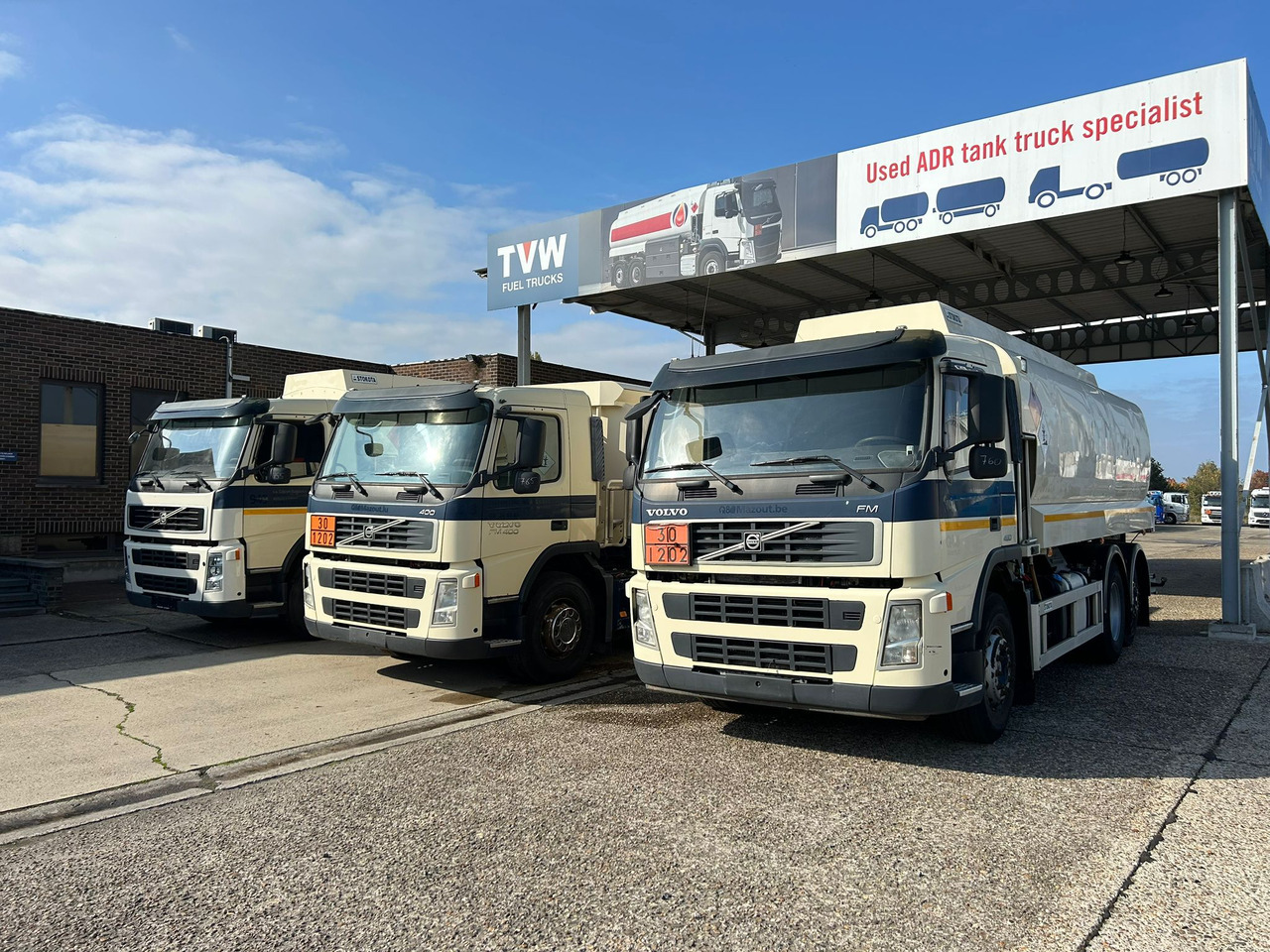VOLVO FM (lot of 3) - Tanker kamyon: fotoğraf 1 VOLVO FM (lot of 3) - Tanker kamyon: fotoğraf 1