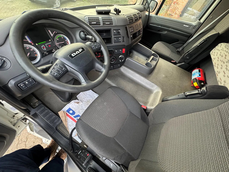 İç mekan fotoğrafi 4: Çekici DAF CF 370 4X2 Space Cab Side skirts ACC NL Truck APK 09/2025