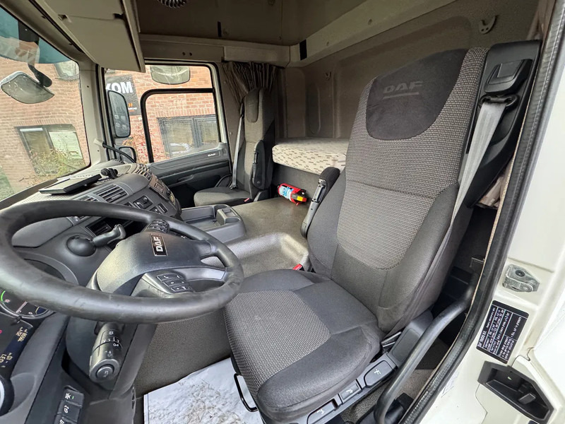 İç mekan fotoğrafi 2: Çekici DAF CF 370 4X2 Space Cab Side skirts ACC NL Truck APK 09/2025