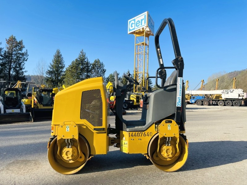 Caterpillar CB14B (3399) - Silindir makinesi: fotoğraf 1 Caterpillar CB14B (3399) - Silindir makinesi: fotoğraf 1