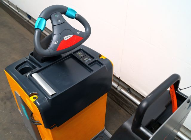 Jungheinrich EZS130 - Akülü çekici: fotoğraf 3 Jungheinrich EZS130 - Akülü çekici: fotoğraf 3
