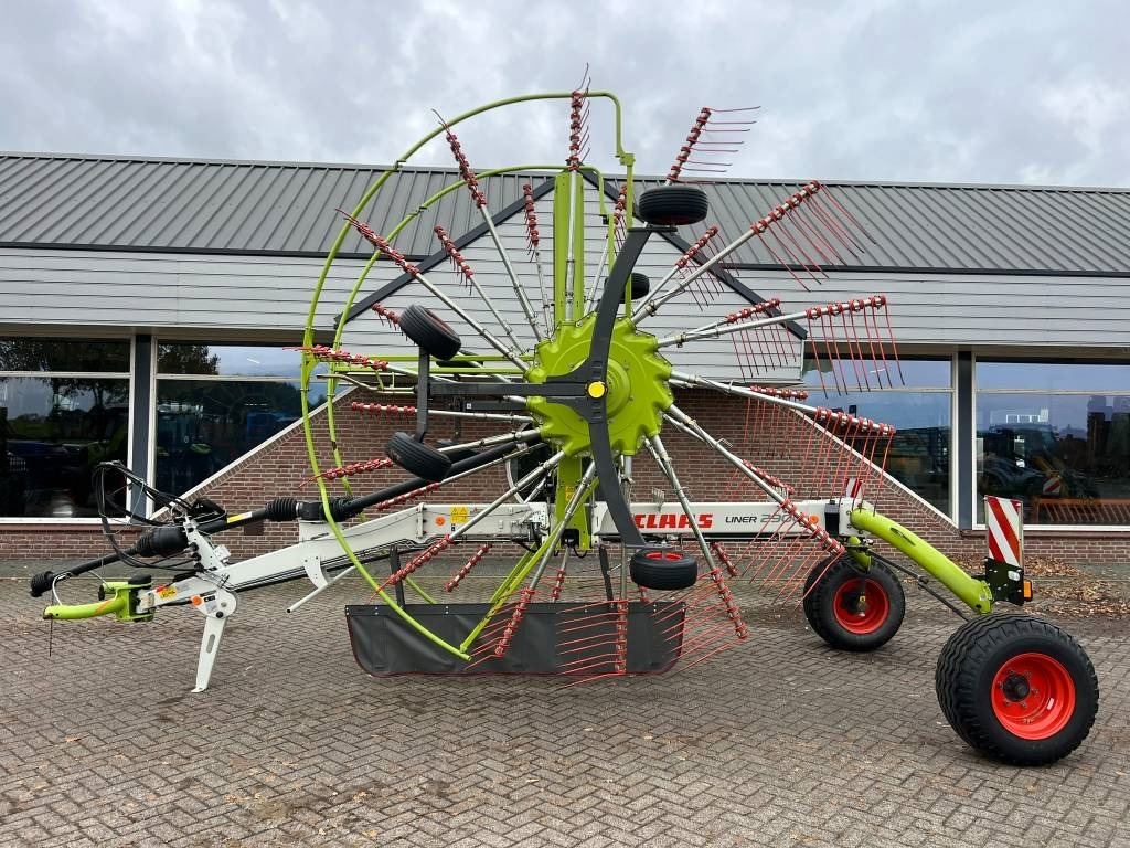 Claas Liner 2900 - Ot toplama tırmığı: fotoğraf 2 Claas Liner 2900 - Ot toplama tırmığı: fotoğraf 2