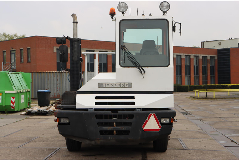 Terberg YT180 - Terminal çekiciler: fotoğraf 5 Terberg YT180 - Terminal çekiciler: fotoğraf 5