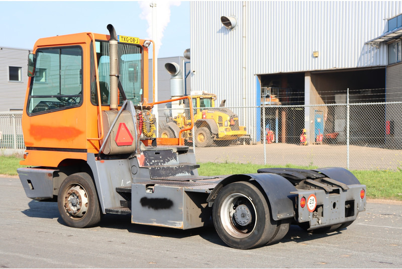 Terberg YT182 - Terminal çekiciler: fotoğraf 5 Terberg YT182 - Terminal çekiciler: fotoğraf 5