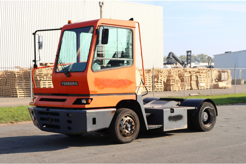 Terberg YT182 - Terminal çekiciler: fotoğraf 4 Terberg YT182 - Terminal çekiciler: fotoğraf 4
