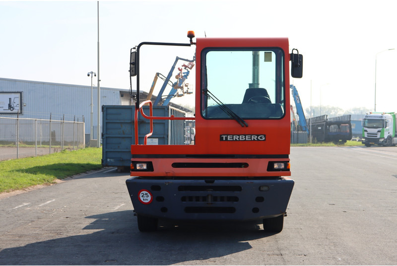 Terberg YT182 - Terminal çekiciler: fotoğraf 3 Terberg YT182 - Terminal çekiciler: fotoğraf 3