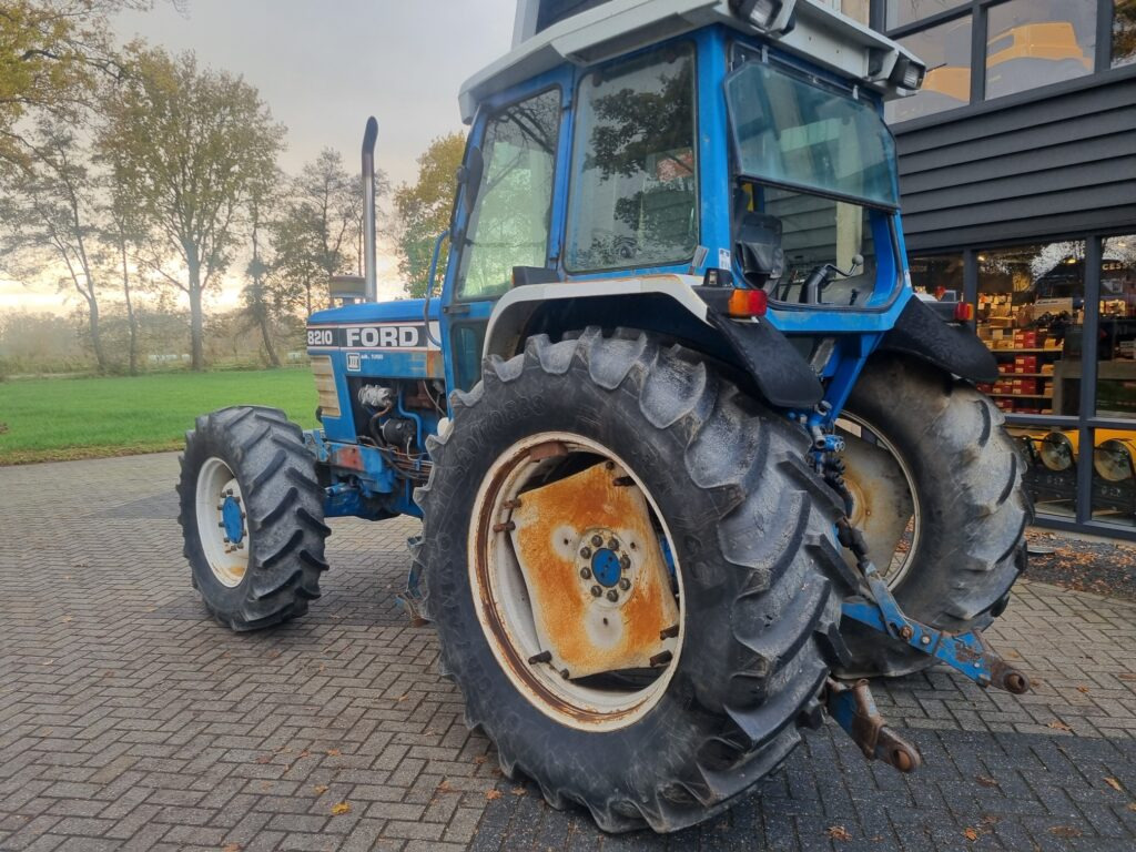 FORD 8210 - Traktör: fotoğraf 3 FORD 8210 - Traktör: fotoğraf 3
