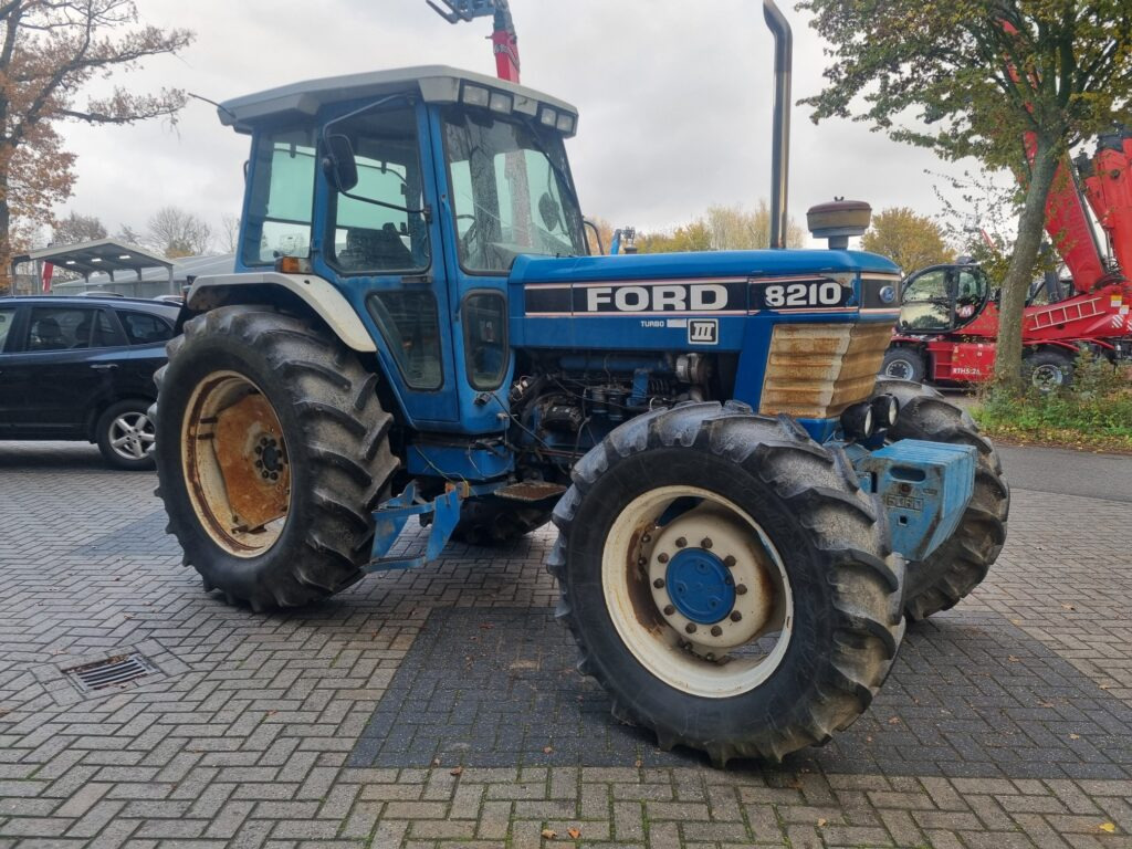 FORD 8210 - Traktör: fotoğraf 4 FORD 8210 - Traktör: fotoğraf 4