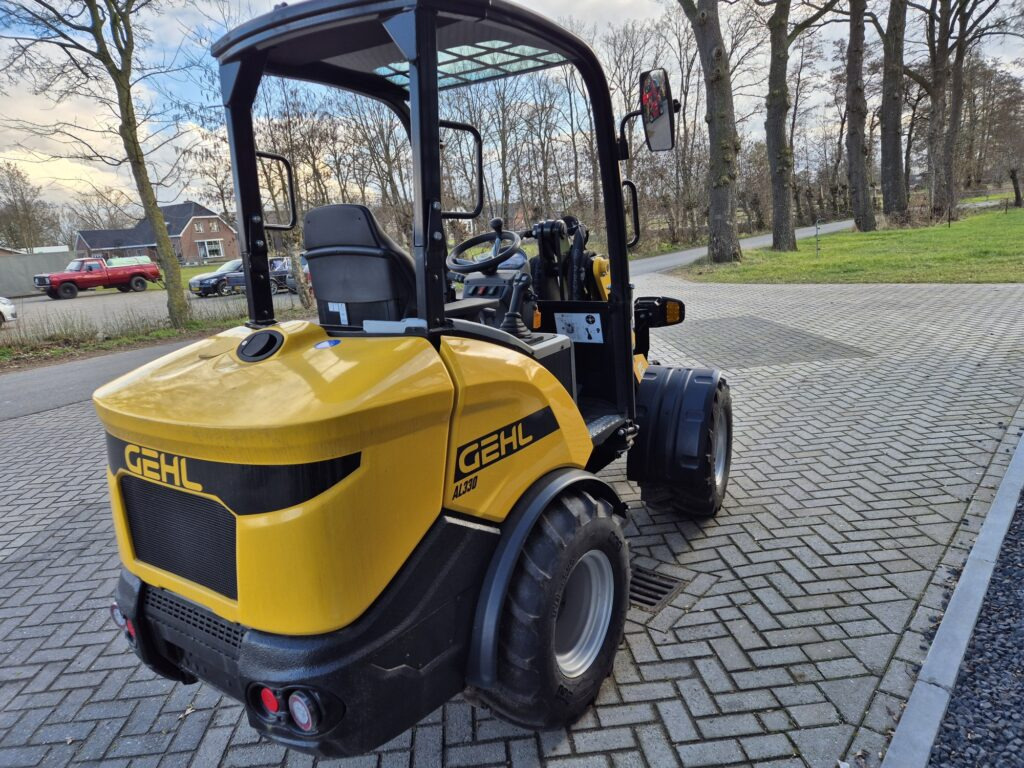 GEHL AL 330 miniloader - Belden kırmalı yükleyici: fotoğraf 5 GEHL AL 330 miniloader - Belden kırmalı yükleyici: fotoğraf 5