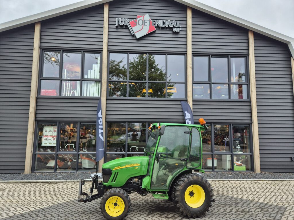 JOHN DEERE 2520 - Küçük traktör: fotoğraf 1 JOHN DEERE 2520 - Küçük traktör: fotoğraf 1