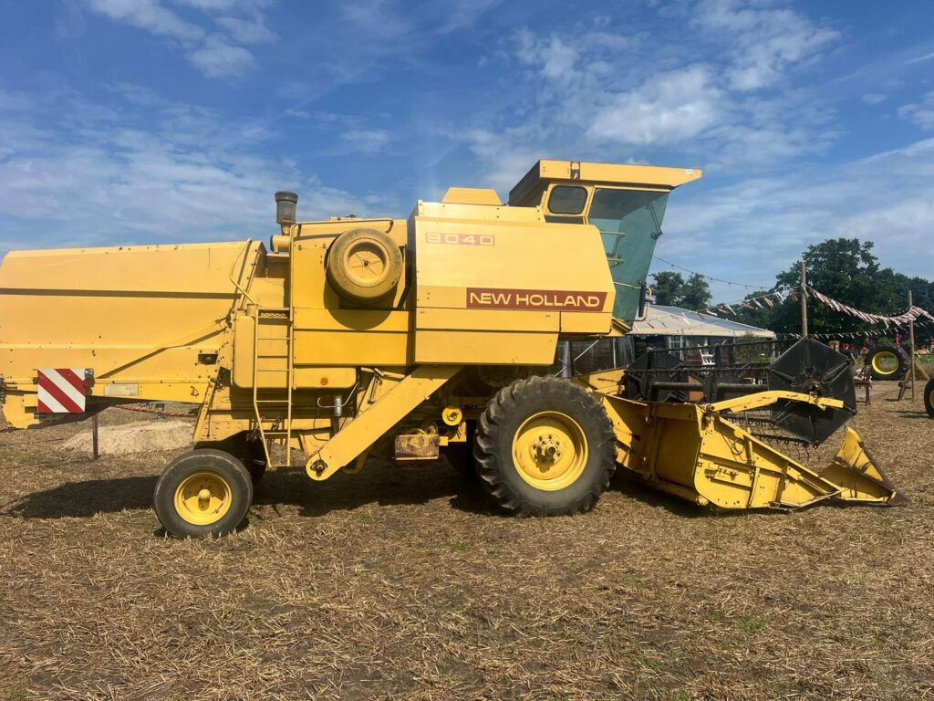 NEW HOLLAND 8040 harvester - Biçerdöver: fotoğraf 1 NEW HOLLAND 8040 harvester - Biçerdöver: fotoğraf 1