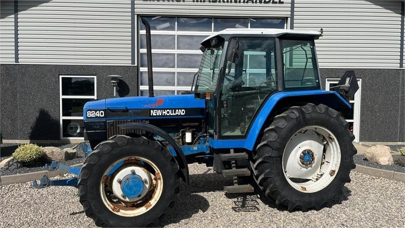 New Holland 8240 SLE Med frontlift og frontPTO - Traktör: fotoğraf 1 New Holland 8240 SLE Med frontlift og frontPTO - Traktör: fotoğraf 1