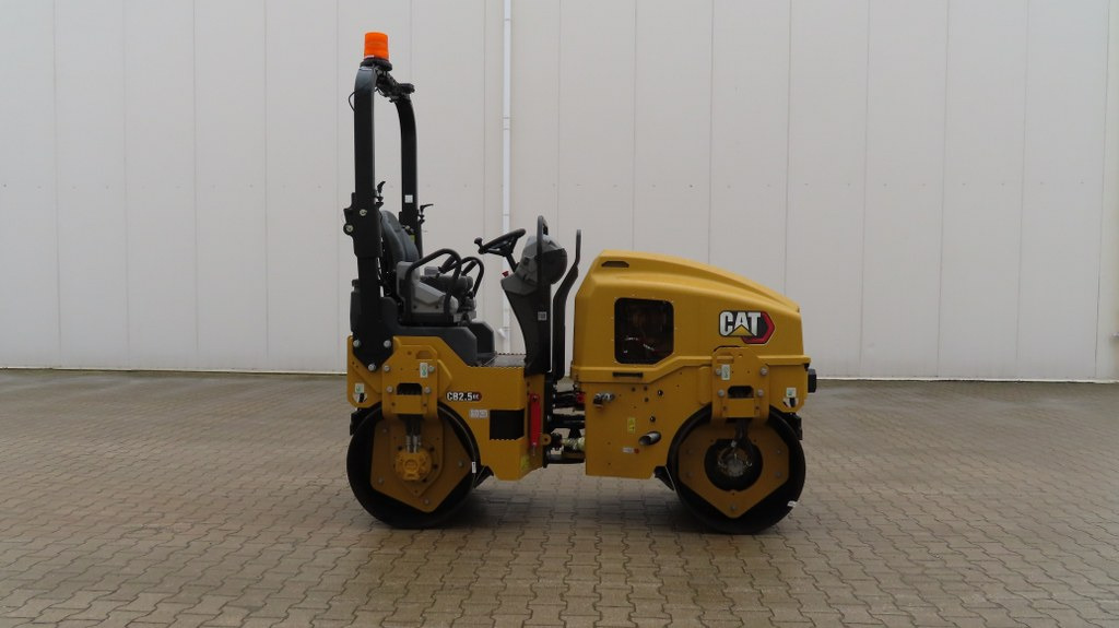 Caterpillar CB 2.5 GC - Yol silindiri: fotoğraf 1 Caterpillar CB 2.5 GC - Yol silindiri: fotoğraf 1