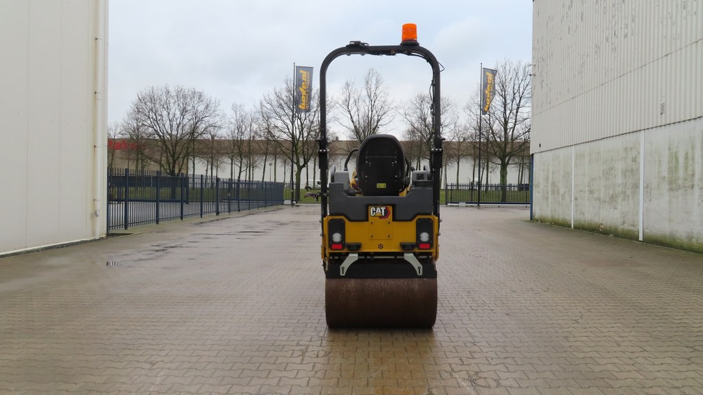 Caterpillar CB 2.5 GC - Yol silindiri: fotoğraf 3 Caterpillar CB 2.5 GC - Yol silindiri: fotoğraf 3