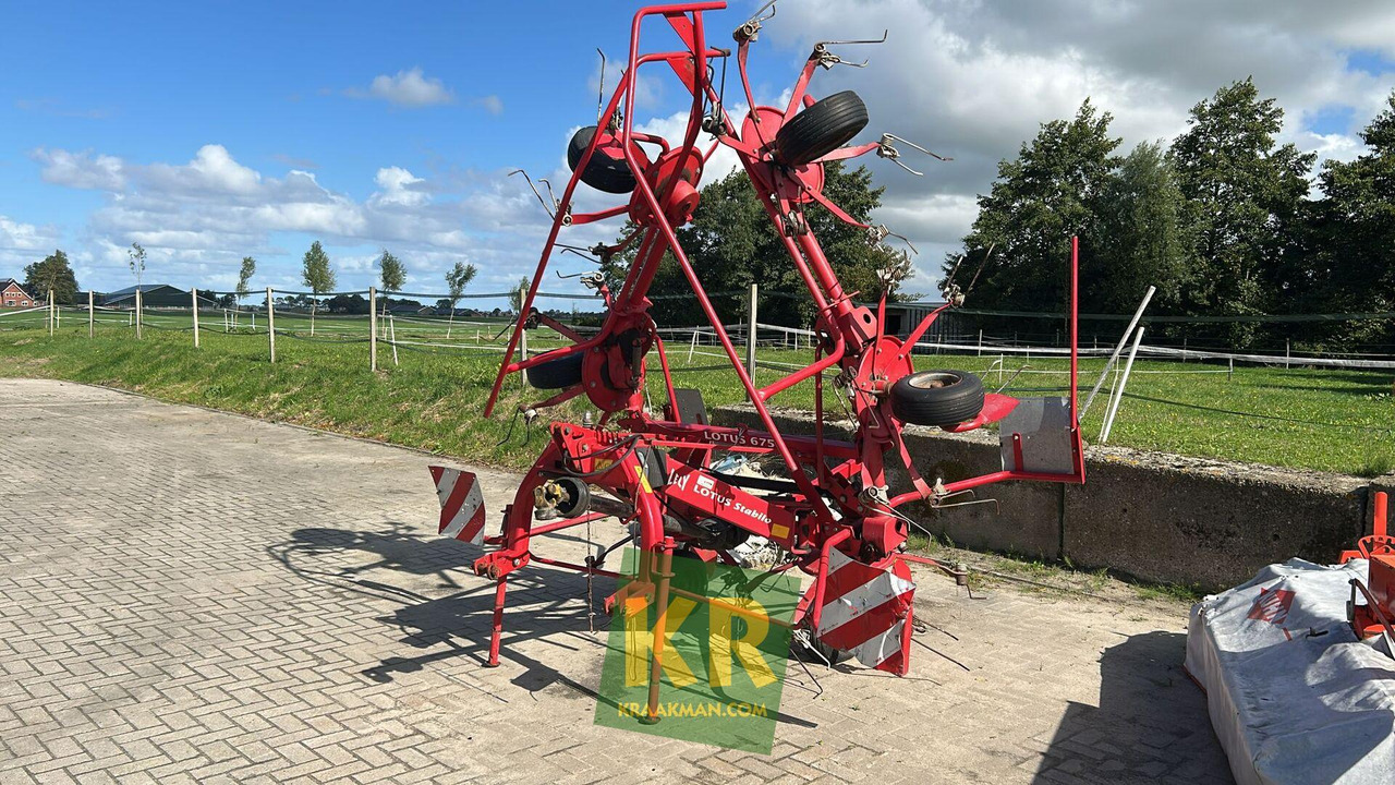Lotus 675 schudder Lely - Ot toplama tırmığı: fotoğraf 3 Lotus 675 schudder Lely - Ot toplama tırmığı: fotoğraf 3