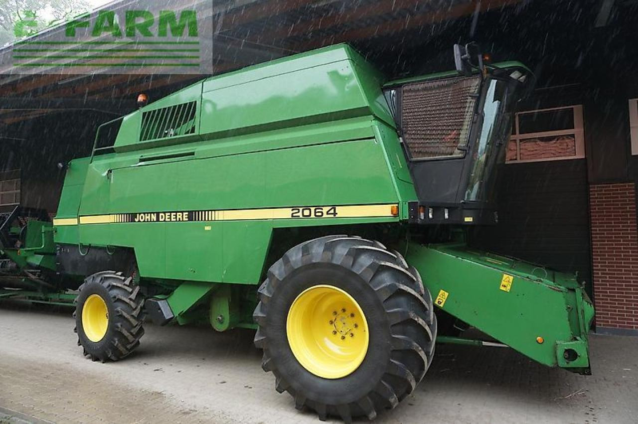 John Deere 2064 + 820 schneidwerk - Biçerdöver: fotoğraf 1 John Deere 2064 + 820 schneidwerk - Biçerdöver: fotoğraf 1