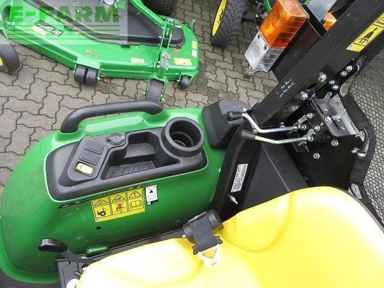 John Deere 3038e 300e - Traktör: fotoğraf 3 John Deere 3038e 300e - Traktör: fotoğraf 3