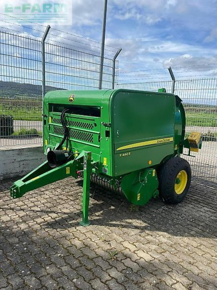 John Deere f440e - Kare balya makinesi: fotoğraf 1 John Deere f440e - Kare balya makinesi: fotoğraf 1