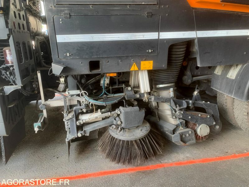 BALAYEUSE COMPOSÉE D'UN PORTEUR MERCEDES ET D'UN SYSTÈME DE BALAYAGE SCHMIDT - Yol süpürme aracı: fotoğraf 3 BALAYEUSE COMPOSÉE D'UN PORTEUR MERCEDES ET D'UN SYSTÈME DE BALAYAGE SCHMIDT - Yol süpürme aracı: fotoğraf 3