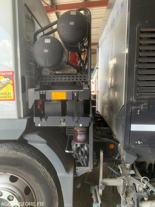 BALAYEUSE COMPOSÉE D'UN PORTEUR MERCEDES ET D'UN SYSTÈME DE BALAYAGE SCHMIDT - Yol süpürme aracı: fotoğraf 2 BALAYEUSE COMPOSÉE D'UN PORTEUR MERCEDES ET D'UN SYSTÈME DE BALAYAGE SCHMIDT - Yol süpürme aracı: fotoğraf 2