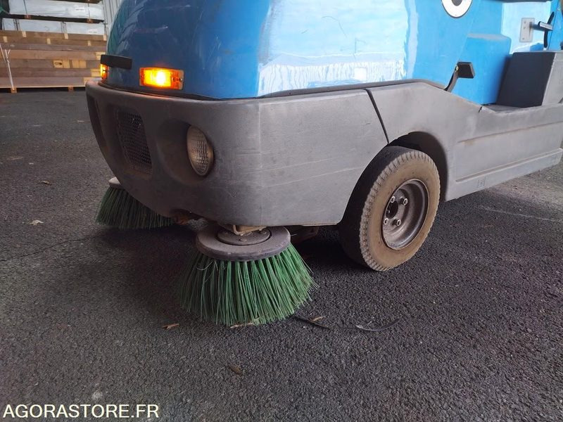 Balayeuse aspiratrice de trottoirs TENNANT LITTER HAWK 4100 - Yol süpürme aracı: fotoğraf 4 Balayeuse aspiratrice de trottoirs TENNANT LITTER HAWK 4100 - Yol süpürme aracı: fotoğraf 4