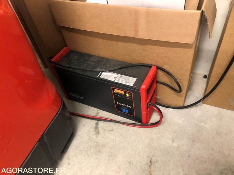 Chariot élévateur à mât rétractable - Reach truck: fotoğraf 1 Chariot élévateur à mât rétractable - Reach truck: fotoğraf 1