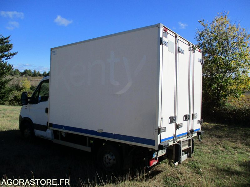 IVECO 35S13 de 2013 chassis cabine frigorifique idéal pour modifié en benne - Frigorifik kamyonet: fotoğraf 3 IVECO 35S13 de 2013 chassis cabine frigorifique idéal pour modifié en benne - Frigorifik kamyonet: fotoğraf 3