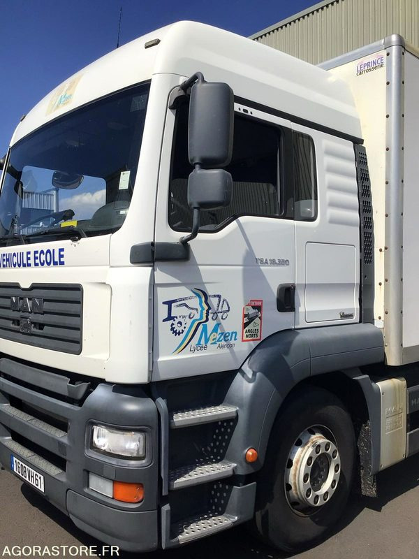 CAMION PORTEUR - Kamyon: fotoğraf 1 CAMION PORTEUR - Kamyon: fotoğraf 1