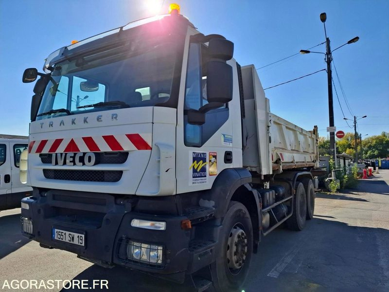 Camion poids lourds 6X4 IVECO TRAKKER 26T bi-benne - Kamyon: fotoğraf 2 Camion poids lourds 6X4 IVECO TRAKKER 26T bi-benne - Kamyon: fotoğraf 2