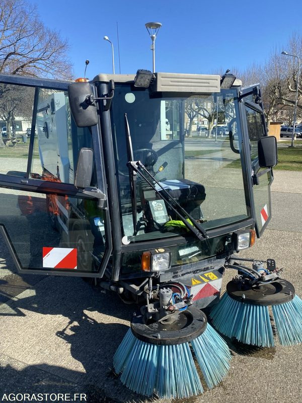 LOT DE DEUX BALAYEUSE SCHMIDT SWINGO 2001 ET 2003 + UNE BALAYEUSE BOSCHUNG 2001 - Yol süpürme aracı: fotoğraf 2 LOT DE DEUX BALAYEUSE SCHMIDT SWINGO 2001 ET 2003 + UNE BALAYEUSE BOSCHUNG 2001 - Yol süpürme aracı: fotoğraf 2