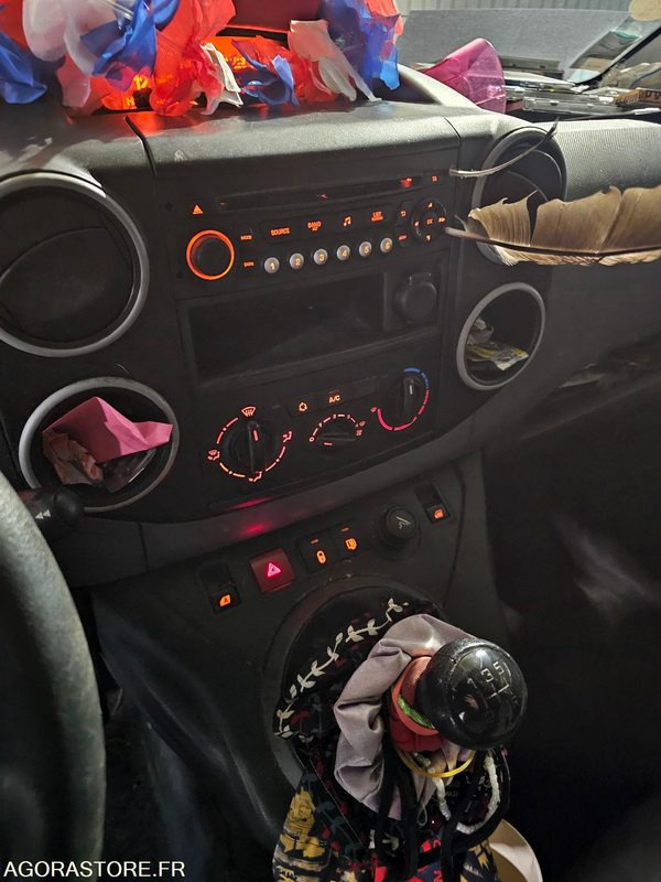 Küçük panelvan Peugeot Partner - 2014 - 61762kms - DK 345 FR: fotoğraf 9 Küçük panelvan Peugeot Partner - 2014 - 61762kms - DK 345 FR: fotoğraf 9