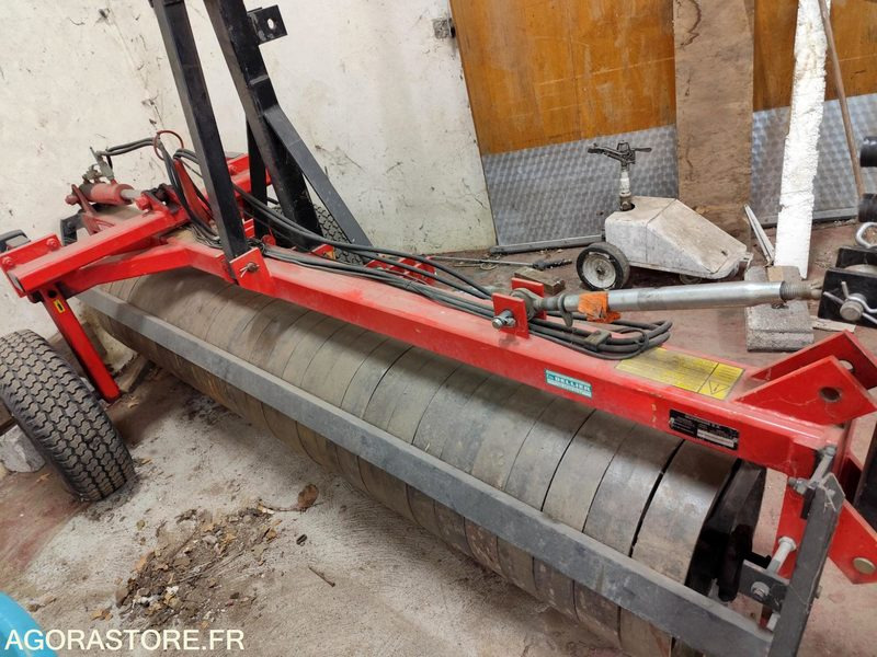 ROULEAU QUIVOGNE RSR 300 TRES PEU SERVI ANNEE 2003 - Bahçe makinesi: fotoğraf 3 ROULEAU QUIVOGNE RSR 300 TRES PEU SERVI ANNEE 2003 - Bahçe makinesi: fotoğraf 3